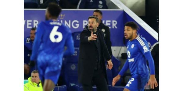 Jamie Vardy abraça felizmente o novo treinador Ruud van Nistelrooij Jamie Vardy abraça felizmente o novo treinador Ruud van Nistelrooij